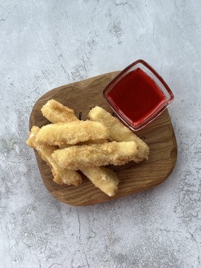Куриные крылышки, панировка, картофель фри, соус чесночный, кетчуп	