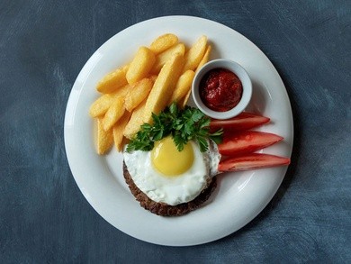 Бифштекс с яйцом